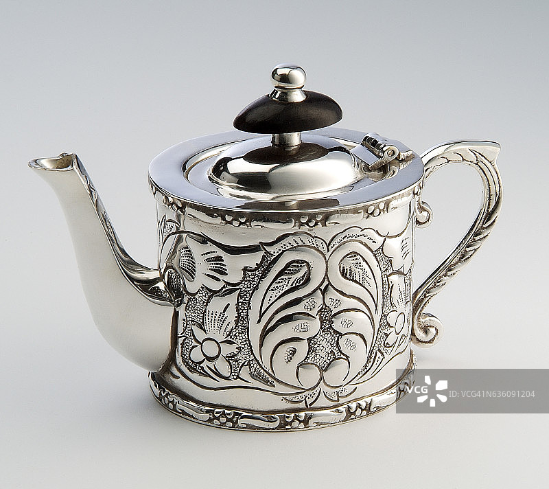 凿刻银茶壶图片素材