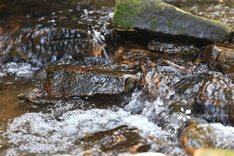山泉流出的泉水图片素材