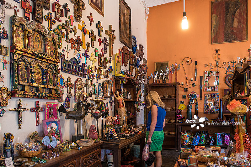 在墨西哥托多斯桑托斯购买手工纪念品的旅游女性图片素材