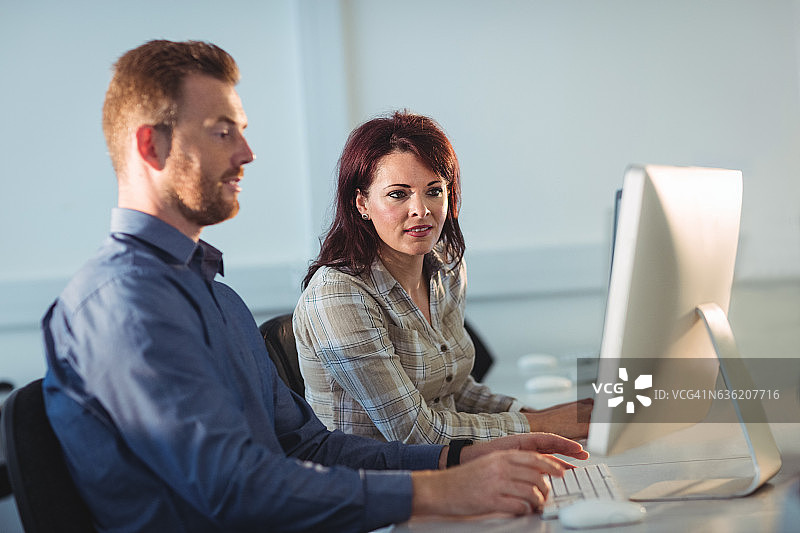 成年学生使用电脑图片素材