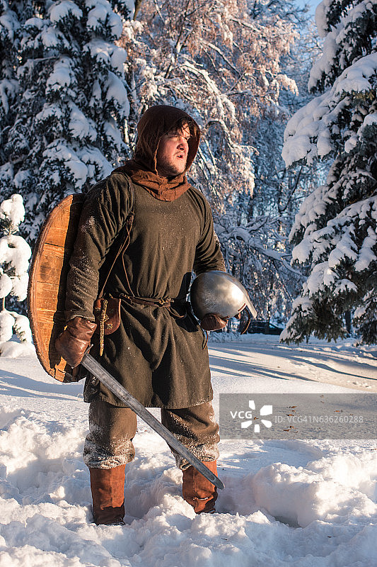 冬季森林中的中世纪战士图片素材