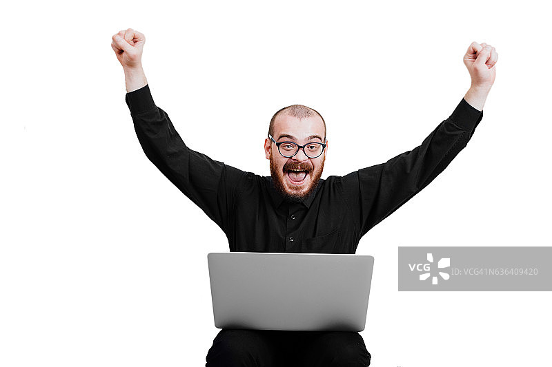 红胡子秃顶男士肖像。白色背景。图片素材