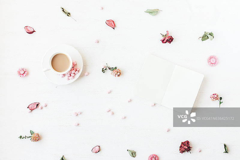 咖啡、笔记本、干花和树叶图片素材