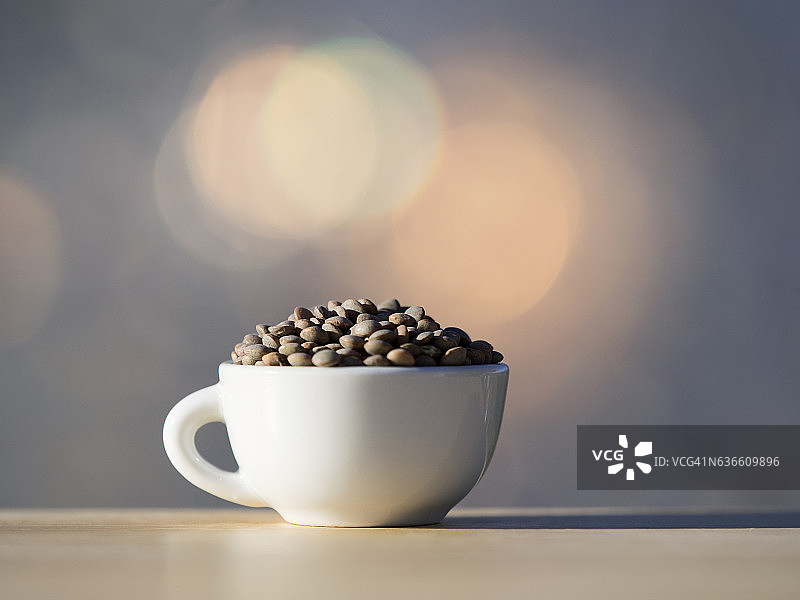 阳光下盛满蔬菜和扁豆的杯子图片素材