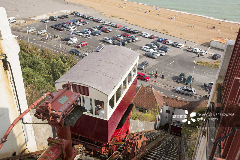 位于英国肯特郡福克斯通的维多利亚时代水力升降系统，从长廊下降到海岸图片素材