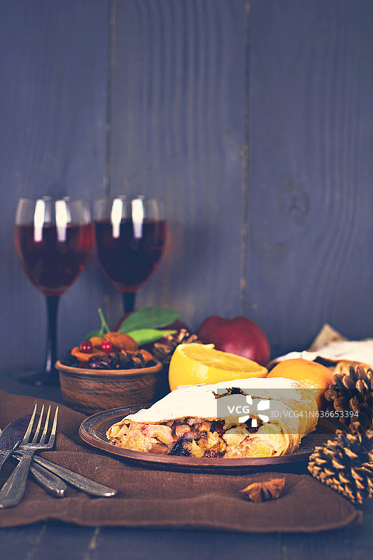 苹果馅卷和葡萄酒图片素材