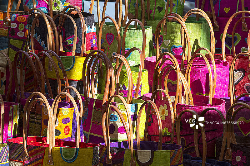 法国普罗旺斯吕贝隆阿普特传统市场上的彩色编织篮图片素材