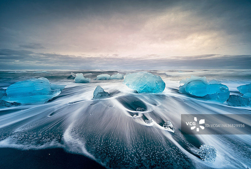 杰古沙龙冰川湖上的冰山图片素材