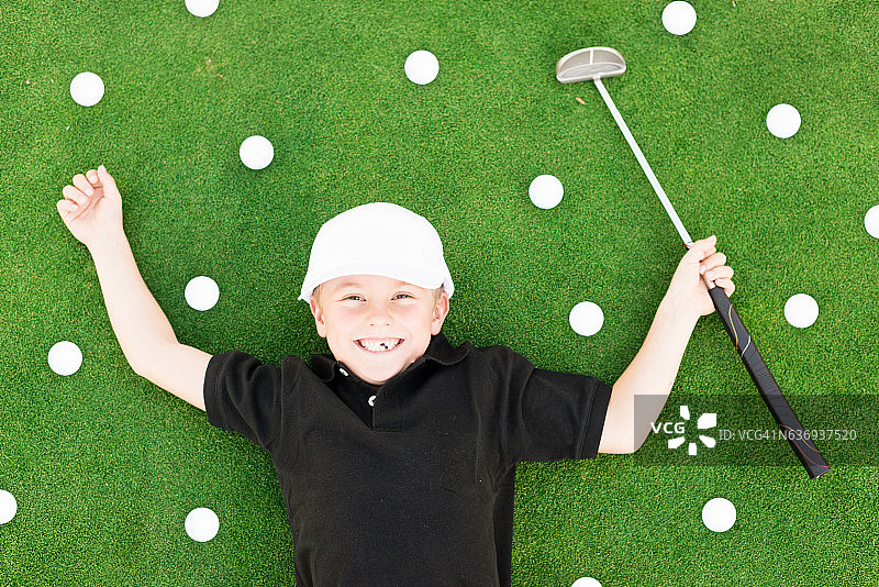 在高尔夫球场上玩耍的男孩图片素材