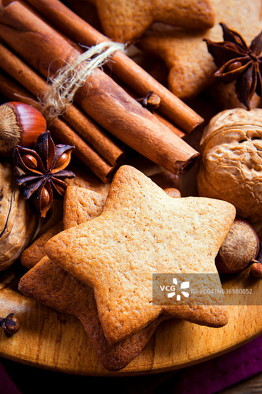 圣诞饼干、坚果和香料图片素材