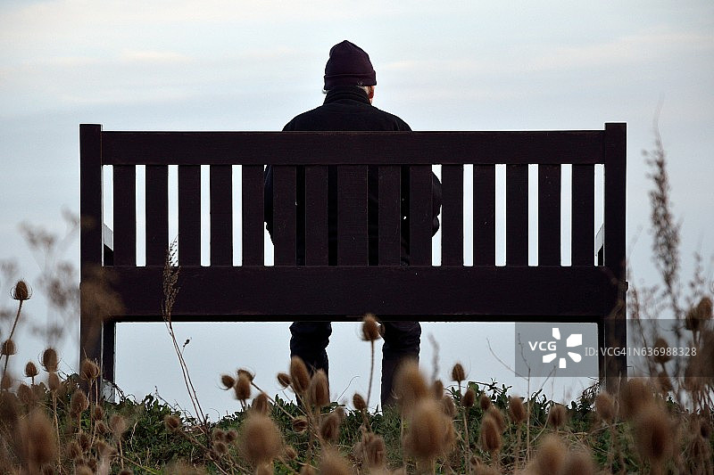 独自在长椅上图片素材