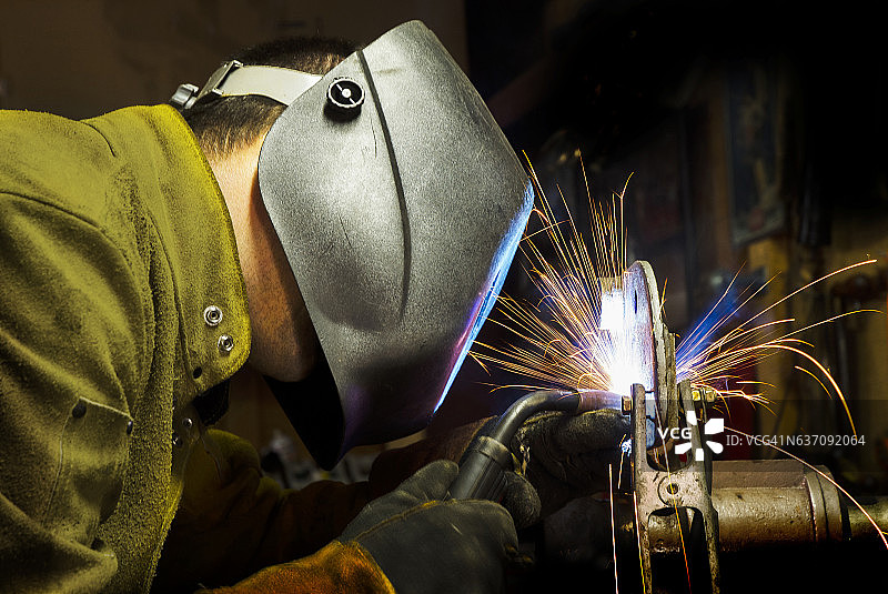 男子焊接小型元件图片素材