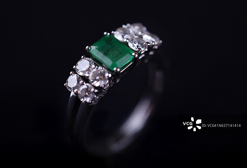祖母绿钻石戒指图片素材