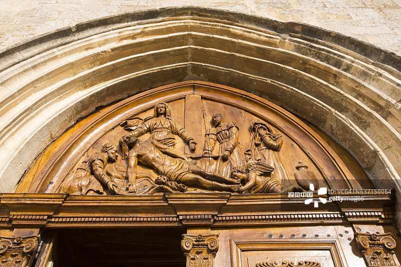 法国普罗旺斯吕贝隆地区Apt镇上方Saignon山顶村庄的教堂入口图片素材