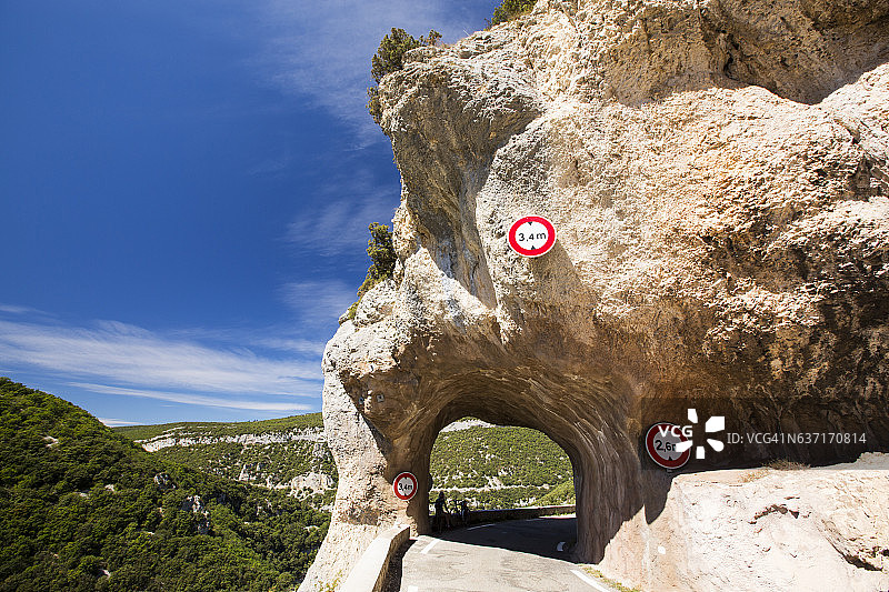 法国普罗旺斯吕贝隆/沃克吕兹内斯克峡谷壮丽的公路自行车路线图片素材