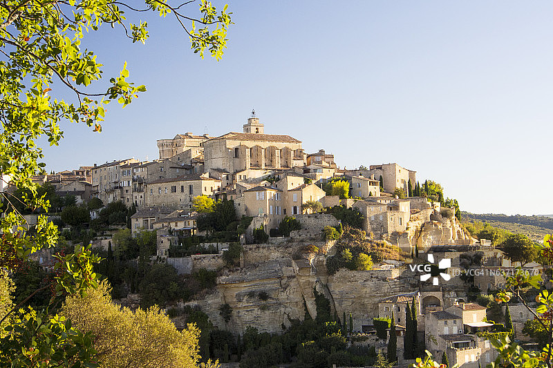 法国普罗旺斯吕贝隆阿普特上方的山顶村庄戈尔德图片素材