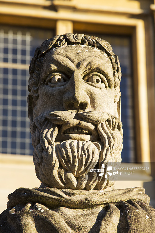 牛津宽街克拉伦登大厦外的半身像，该大厦为牛津大学出版社而建图片素材