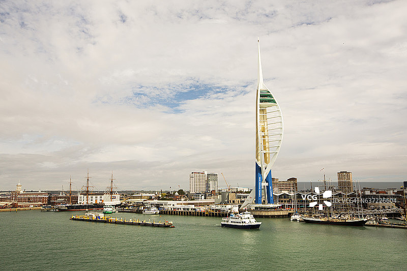从卡昂朴茨茅斯渡轮进入英国朴茨茅斯，眺望三角帆塔图片素材