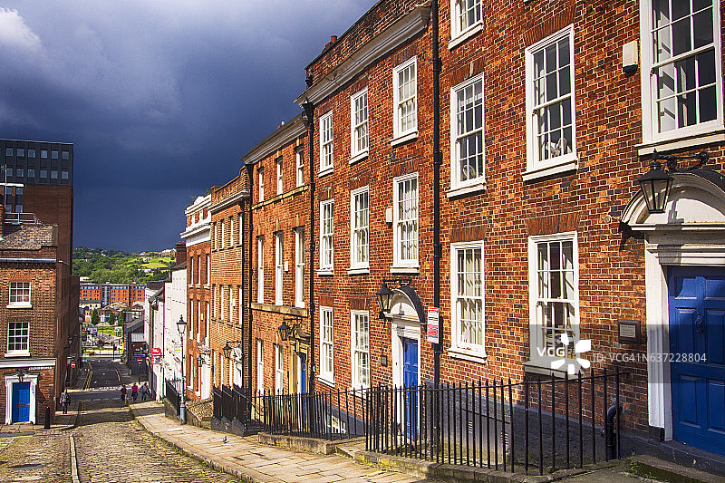 红色老砖乔治亚风格排屋，谢菲尔德天堂广场图片素材