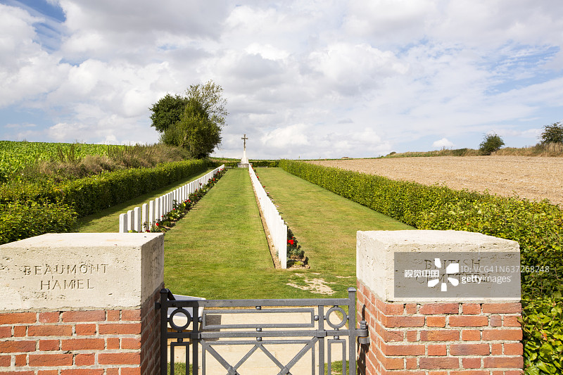 第一次世界大战：法国北部索姆河博蒙阿梅尔公墓的坟墓图片素材