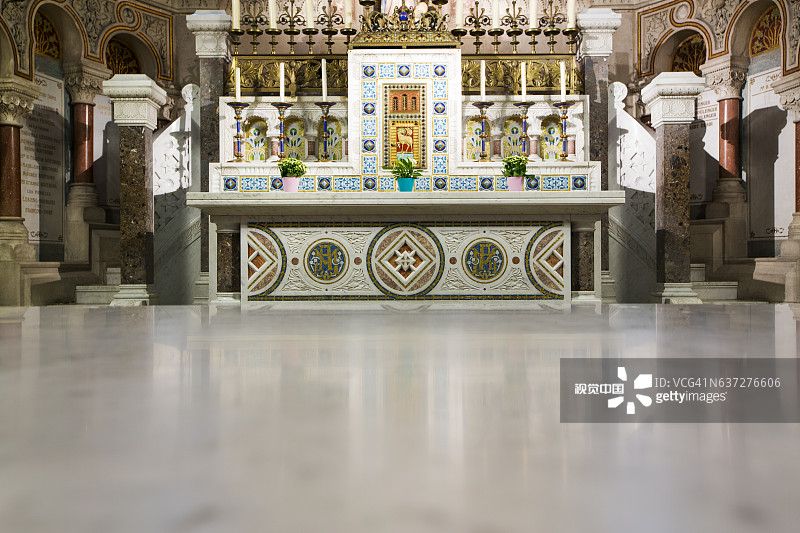 法国阿尔伯特大教堂的祭坛图片素材