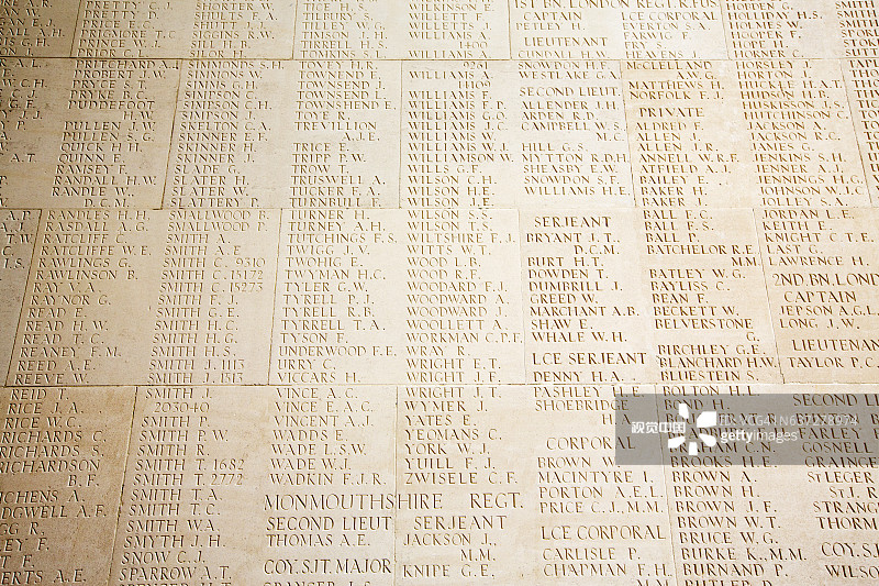 蒂耶普瓦尔纪念碑，纪念在第一次世界大战索姆河战役中阵亡的72000名失踪士兵，法国蒂耶普瓦尔图片素材