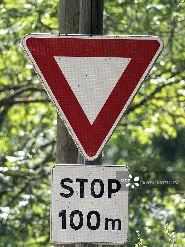 前方100米停车警示牌图片素材