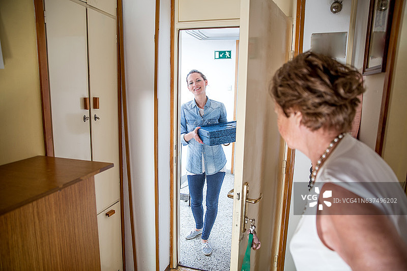 送餐上门给老妇人图片素材