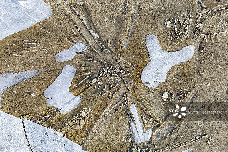 被雪覆盖的冰冻沙子纹理图片素材