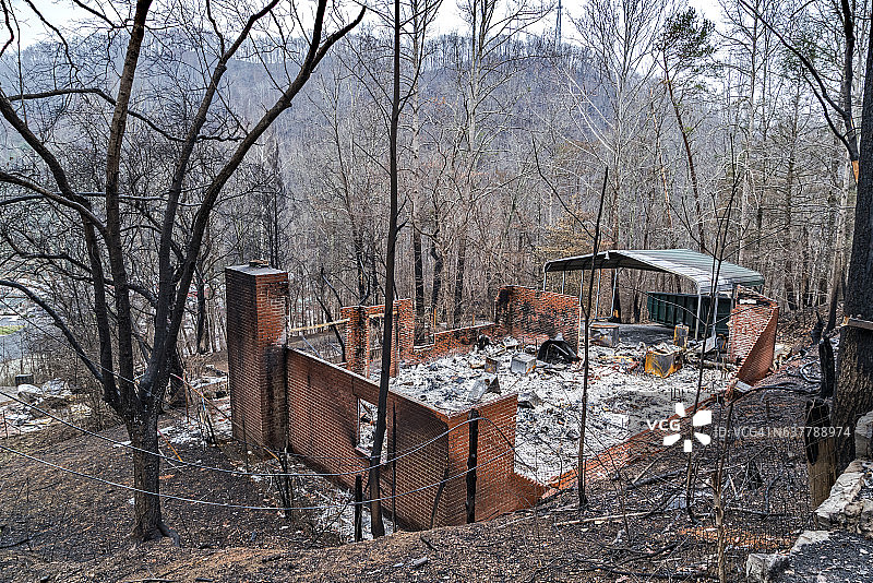 房屋火灾后的完全损毁图片素材