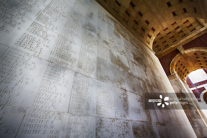 蒂耶普瓦尔纪念碑，纪念在第一次世界大战索姆河战役中阵亡的72000名失踪士兵，法国蒂耶普瓦尔图片素材