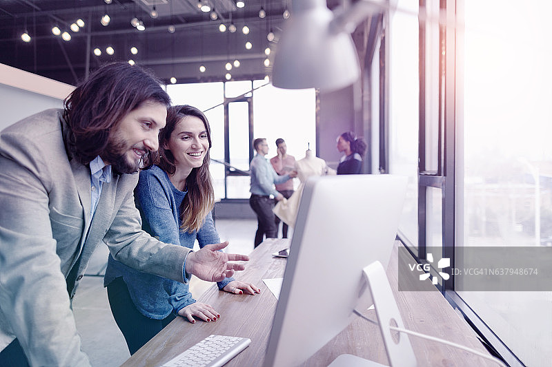 时装设计师在设计工作室讨论创意图片素材