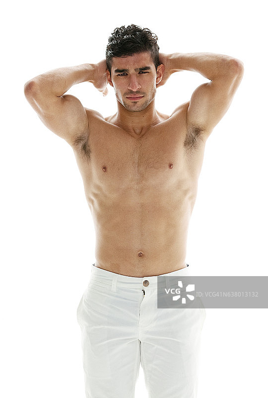 赤裸上身的肌肉男看着相机图片素材