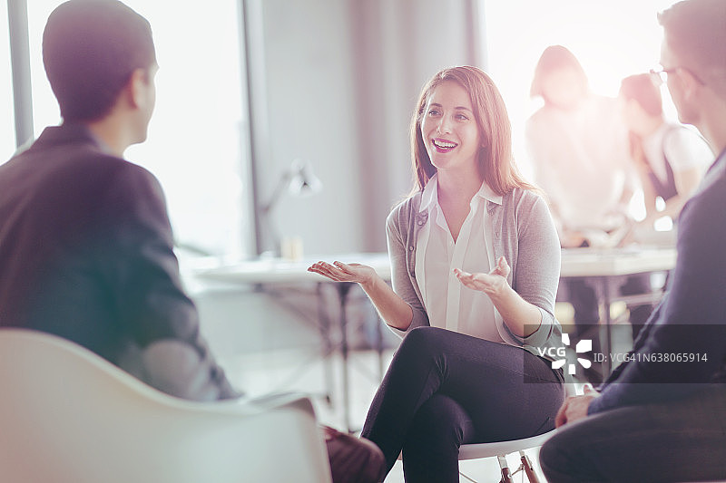设计工作室中同事们在会议中交谈图片素材