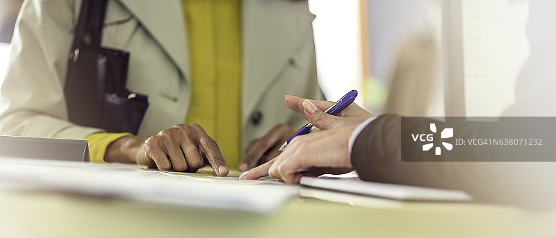 讲解合同细节图片素材