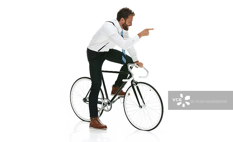 面带微笑指向远方的男商人图片素材