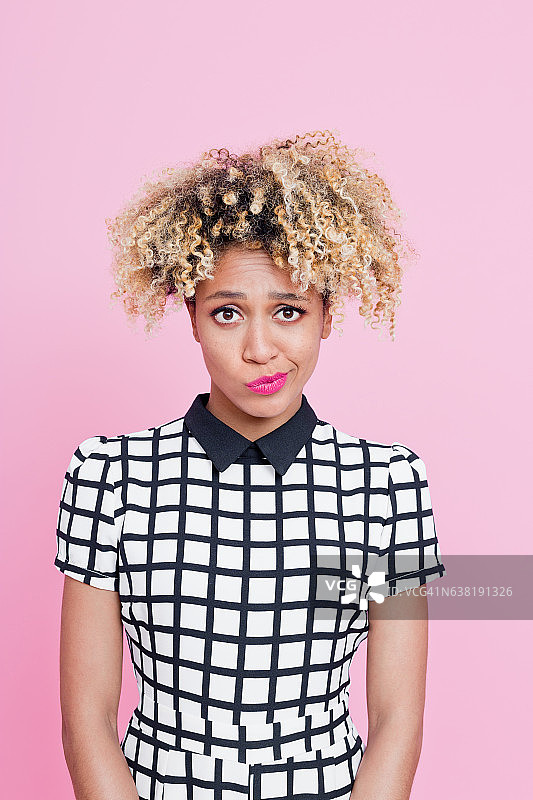 心存疑虑的非裔美国年轻女性图片素材