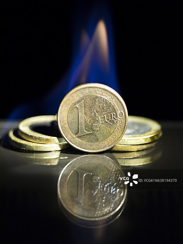 受英国脱欧危机影响燃烧的欧元硬币图片素材