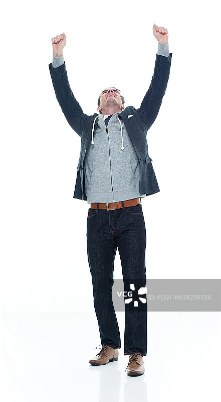 微笑的男人欢呼图片素材