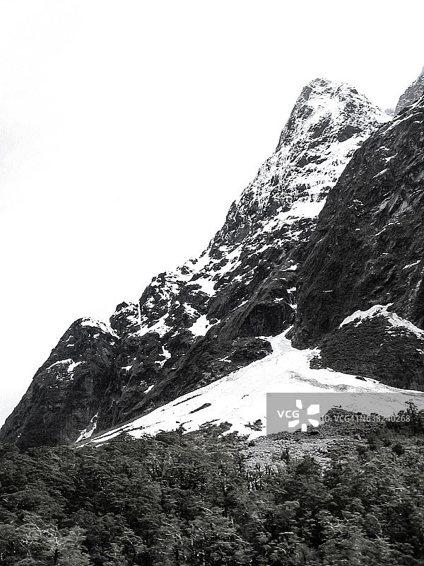 米尔福德峡湾地区被雪覆盖的山图片素材