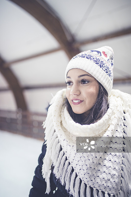年轻女子在溜冰场图片素材