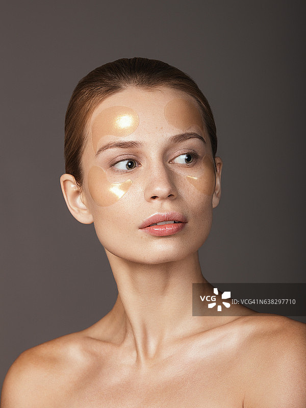 戴着眼膜的女人图片素材