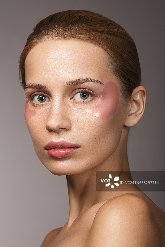 戴着眼膜的女人图片素材