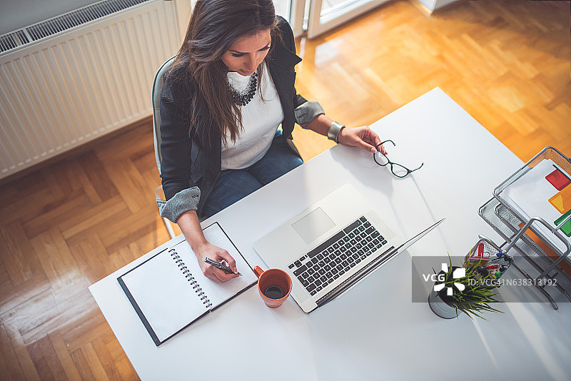 努力工作的女孩图片素材