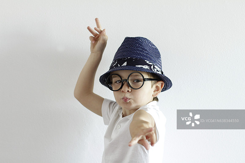 男孩在室内玩耍图片素材