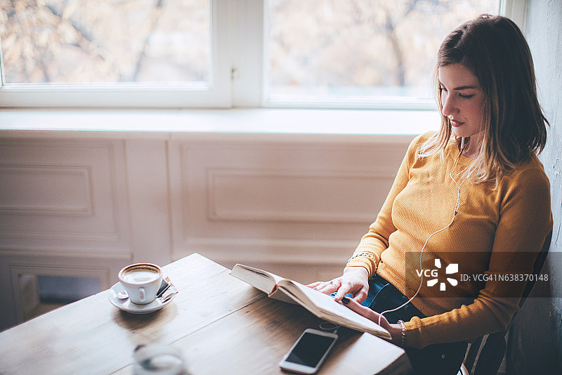 在咖啡馆阅读的女人图片素材