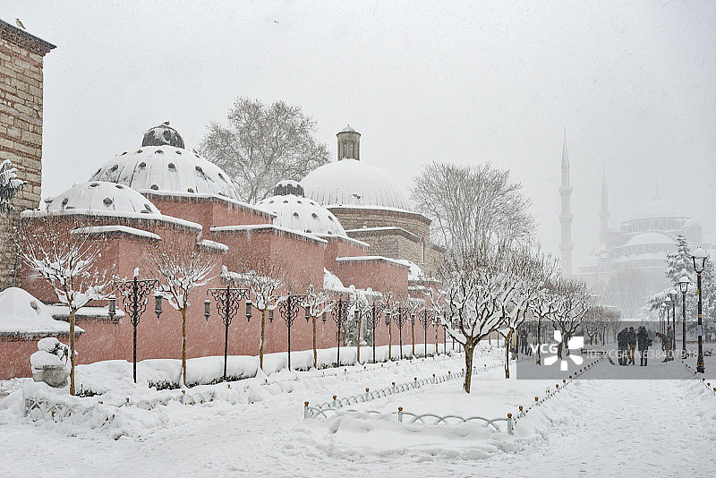 土耳其伊斯坦布尔苏丹艾哈迈德广场雪后古老土耳其浴室图片素材