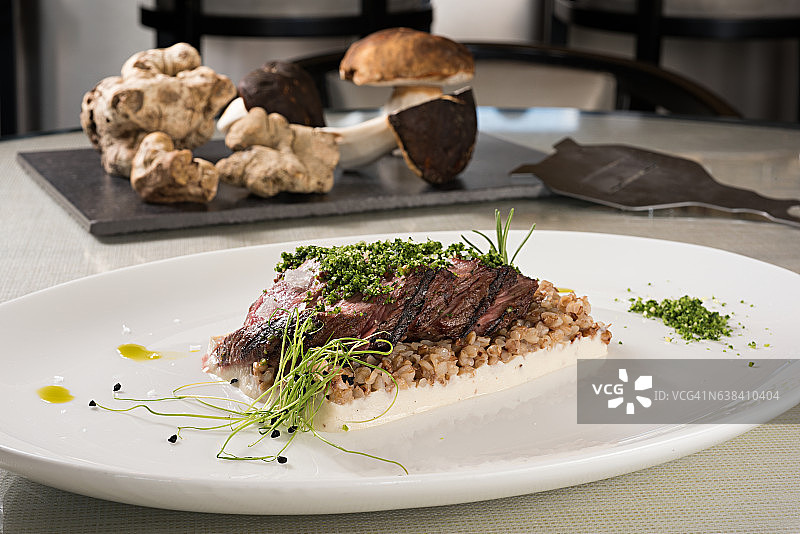 配牛肝菌的牛里脊肉排图片素材