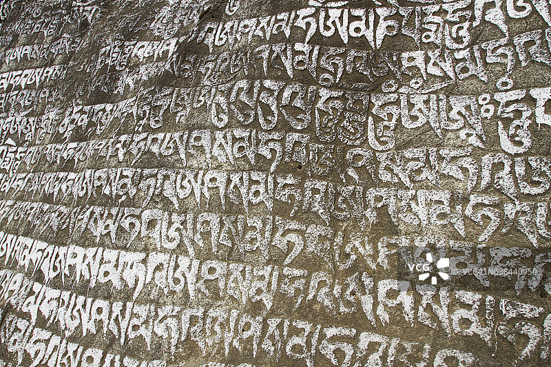 珠穆朗玛峰上的佛教马尼石图片素材