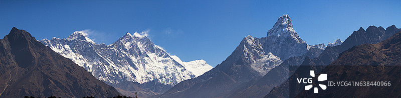 珠穆朗玛峰徒步路线上的喜马拉雅山峰图片素材